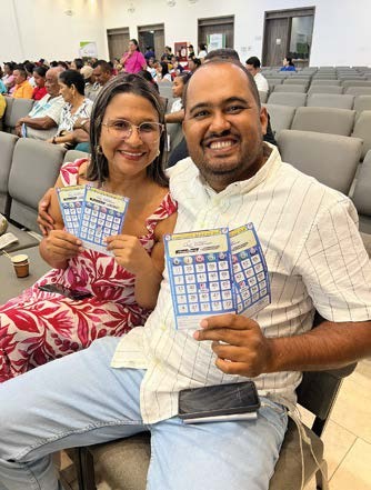 Participantes en una jornada de bingo comunitario, fotografía 2